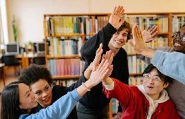 家里没钱怎么出国留学,有什么学校可以读_出国留学学校会资助吗_出国留学钱读没家学校怎么办